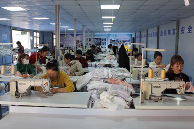 寧縣春榮鎮(zhèn)興創(chuàng)服裝就業(yè)工廠 本土制造揚(yáng)帆海外，零售市場綻放風(fēng)采